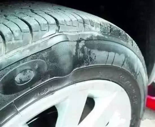爆胎前有三個(gè)標(biāo)志。如果你不