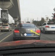 車標(biāo)B帶著一雙翅膀就是賓利