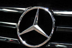 因為兩個車標太像，奔馳告了