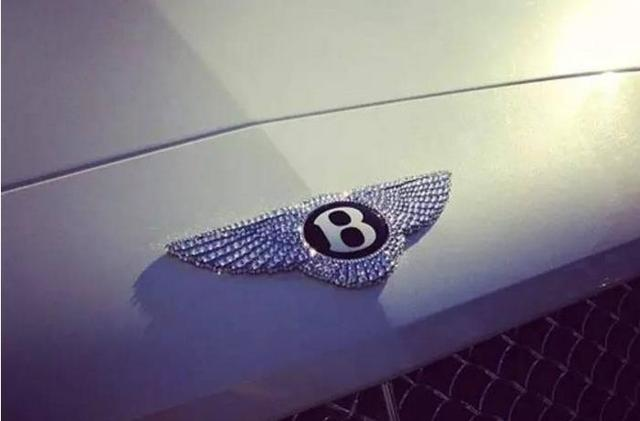 800萬的勞斯萊斯，車標就值200萬，走近一看大有乾坤