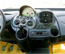 把內(nèi)飾LOGO擋住，完全看不出這