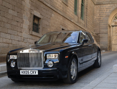 豪車勞斯萊斯的車標被小孩掰