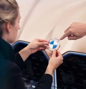 寶馬更換LOGO，史上最透明車標(biāo)來了！