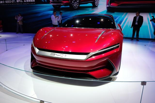 繼奧迪寶馬大眾之后，日產(chǎn)的車(chē)標(biāo)也被壓扁了，3D邁向2D