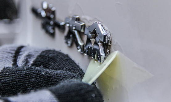 幾招教你輕松去除車尾標(biāo)！